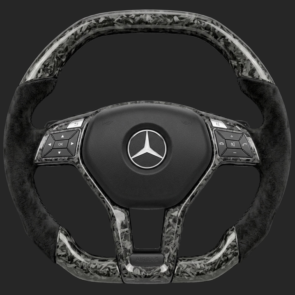 メルセデス・ベンツ CLS C218 カスタムステアリングホイール: AMG Line ステアリング、スクエアのスポーツグリップ、フォージドカーボンの上下とトリム、アルカンターラのサイド、パドルシフト