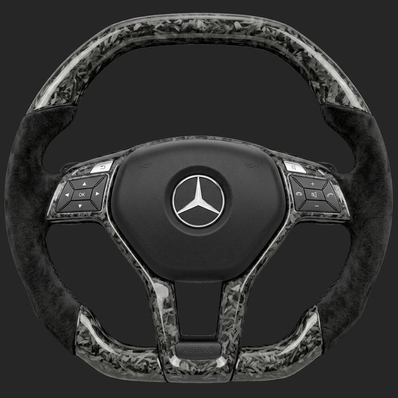 メルセデス・ベンツ CLS C218 カスタムステアリングホイール: AMG Line ステアリング、スクエアのスポーツグリップ、フォージドカーボンの上下とトリム、アルカンターラのサイド、パドルシフト
